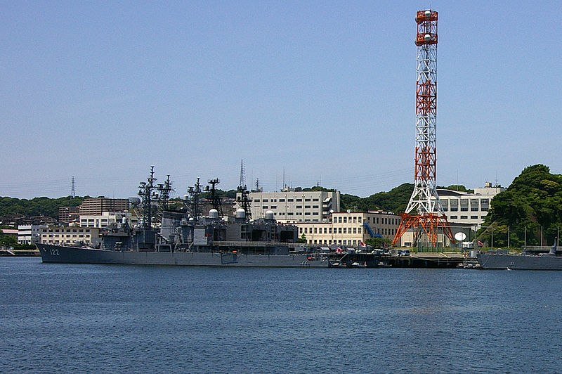 日本擬以「政府開發計畫」提供越南低利貸款,以取得新船艦進行南海防衛，圖為日本橫須賀市自衛艦隊司令部。 圖：翻攝維基網站