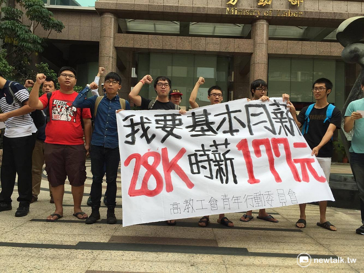 勞動部8日召開基本工資審議委員會，勞團一早便赴勞動部前抗議。 圖：鄭佑漢/攝