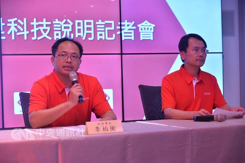 樂陞科技8日舉行記者會，財務長謝東波（右）說明董事會決議，推舉法人代表董事李伯衡（左）為副董事長，暫代董事長主持公司營運。 圖：中央社
