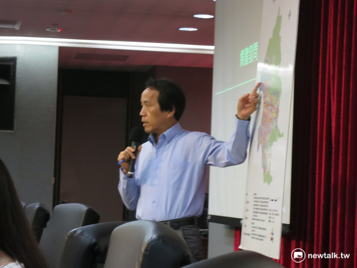 北市副市長林欽榮10日宣佈，「北市土壤液化潛勢圖查詢系統」正式上線，民眾可利用家裡地號、門牌直接查詢。 圖：呂佳峻/攝