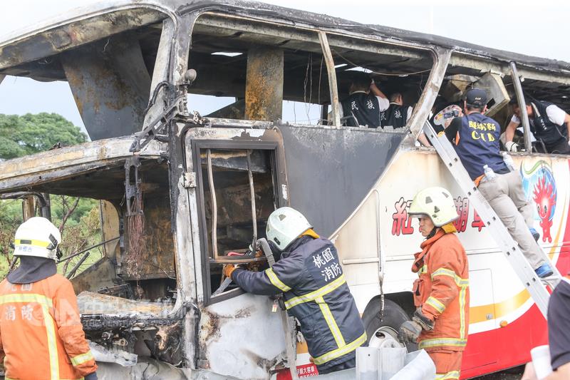 遼寧陸客團火燒車釀26死，桃園地檢署10日下午將公布偵結報告。圖為鑑識人員7月19日在國道火燒車事故現場調查。 圖：中央社資料照片