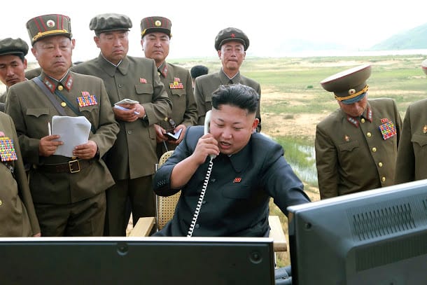 韓國國防部發言人文尚均12日表示，朝鮮隨時準備再次進行核武試驗，可能首次在豐溪里核試驗場第三條坑道進行，韓國正密切關注。圖為金正恩視察軍方的資料照。 圖：達志影像/路透社資料照片