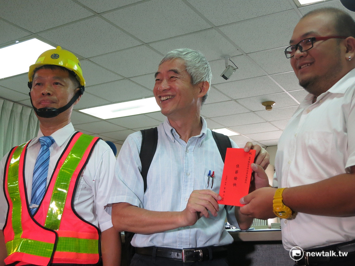 交通部長賀陳旦12日特地前往樹林調車場慰問台鐵員工。 圖：呂佳峻/攝