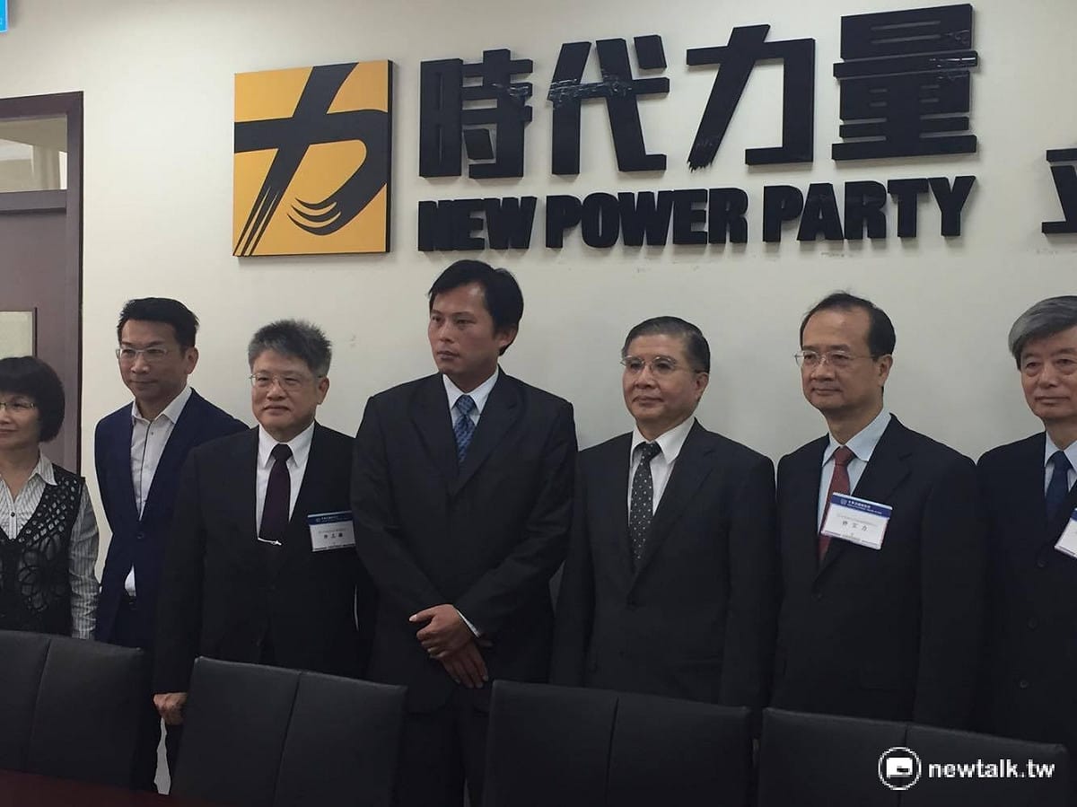 圖為總統府秘書長林碧炤12日率司法院正副院長被提名人許宗力、蔡炯燉及許志雄等5位大法官被提名人拜會立法院各黨團尋求支持。 圖：新頭殼資料照片