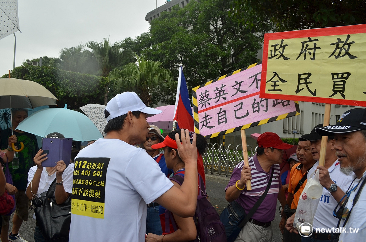 遊行主辦單位派員勸離，引發愛國同心會不滿。 圖：柯昱安/攝