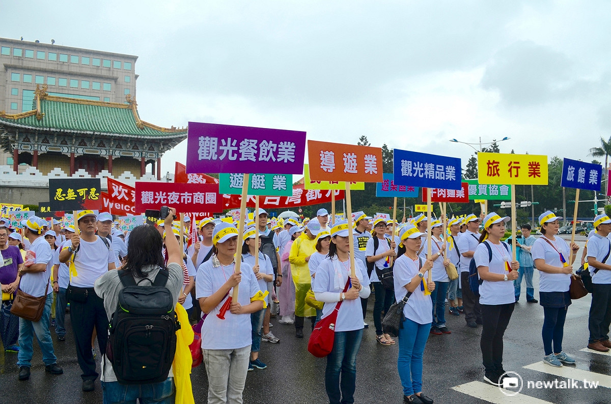 觀光業走上街頭，控訴陸客數量銳減無法生存，連過去罕見的「牛肉麵業」也在隊伍當中。 圖：新頭殼資料照片