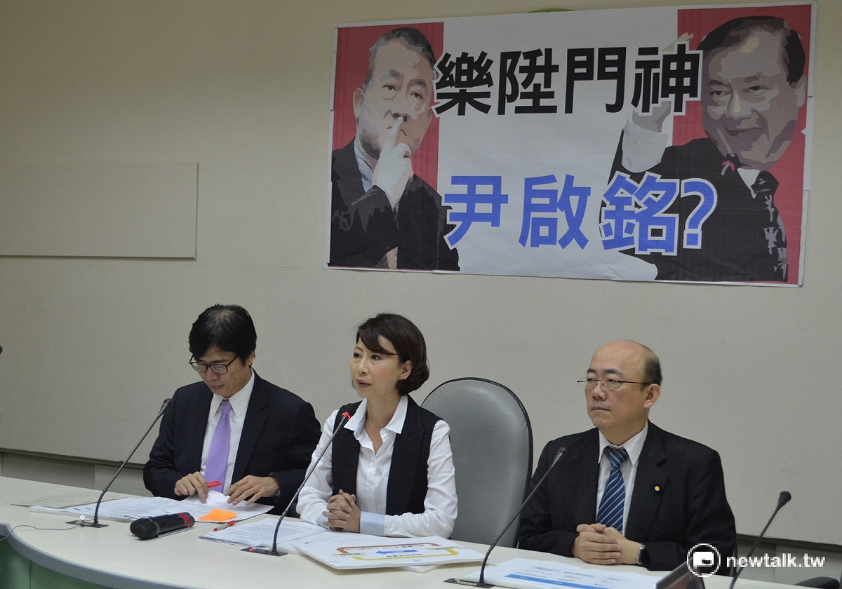民進黨立委陳亭妃（中）、陳其邁（左）、郭正亮（右）召開記者會，要求前經濟部長尹啟銘出面解釋他與樂陞董事長許金龍之間的關係。 圖：柯昱安/ 攝