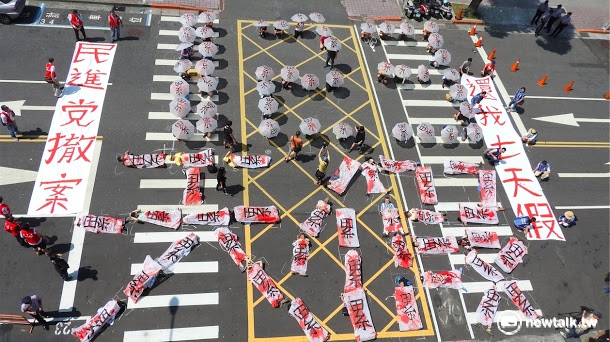 勞動部13日表示，在配套法案通過之前，9月28日「孔子誕辰紀念日」為《勞動基準法》所定休假日，雇主應該依法給假、給薪。圖為勞團7月29日在立法院外集結排字「123天假」，要求民進黨撤回一例一休的提案，並維持19天國定假日。 圖：新頭殼資料照片