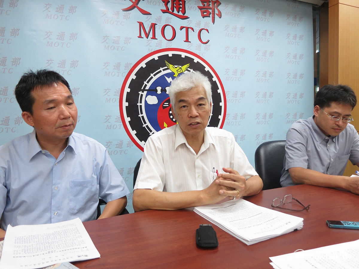 面對強颱莫蘭蒂持續逼近，高公局13日表示，目前仍維持原有疏導計畫，但考量恐受風雨影響，是否取消西部國道高乘載，將會於14日宣佈。 圖：呂佳峻/攝