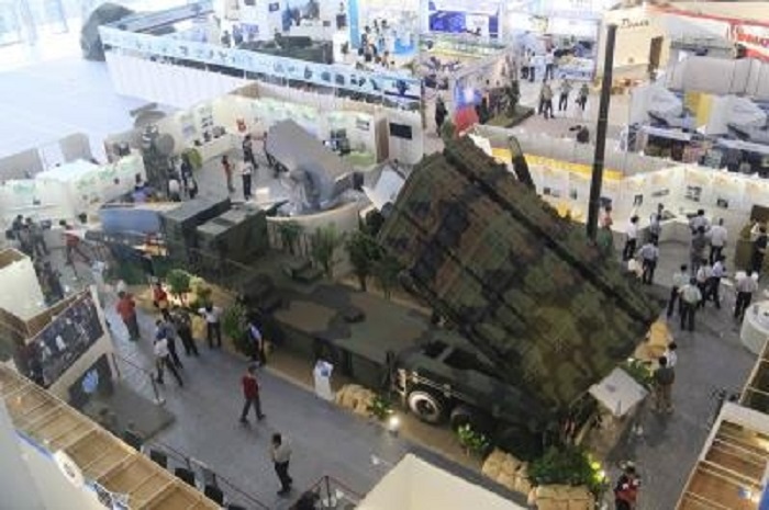 中山科學研究院展出全尺寸飛彈模型與發射車。 圖：中央社