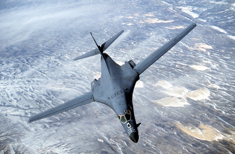 美軍13日首度派遣移防關島的轟炸機B-1B，在日韓兩國軍戰機協同下飛越韓國首爾與美軍烏山空軍基地。 圖：翻攝自維基百科