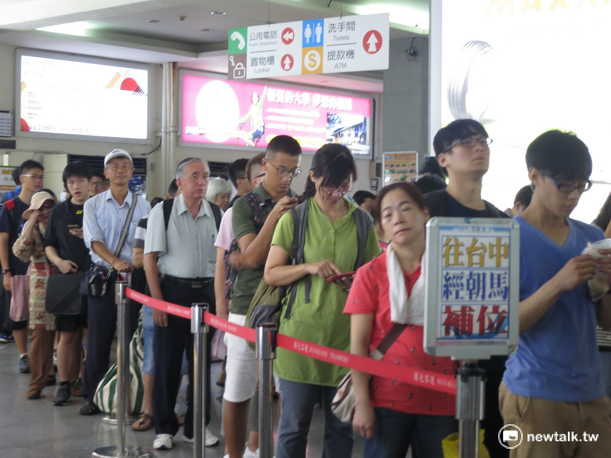 中秋連假首日，各地都出現返鄉人潮，國光西站一早也出現排隊人潮。 圖：呂佳峻/攝