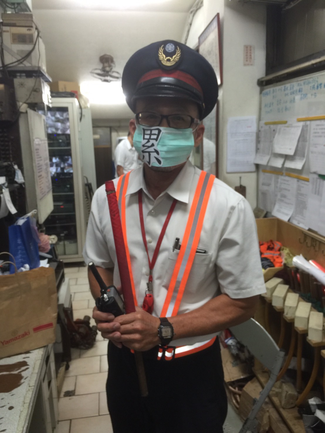 台鐵各地有運務員紛紛戴起口罩，以行動聲援產業工會行動並表達抗議之聲。 圖：台鐵產業工會提供