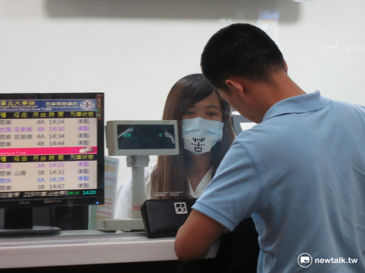 台北車站售票口有售票員戴起口罩，以行動聲援產業工會行動。 圖：呂佳峻/攝