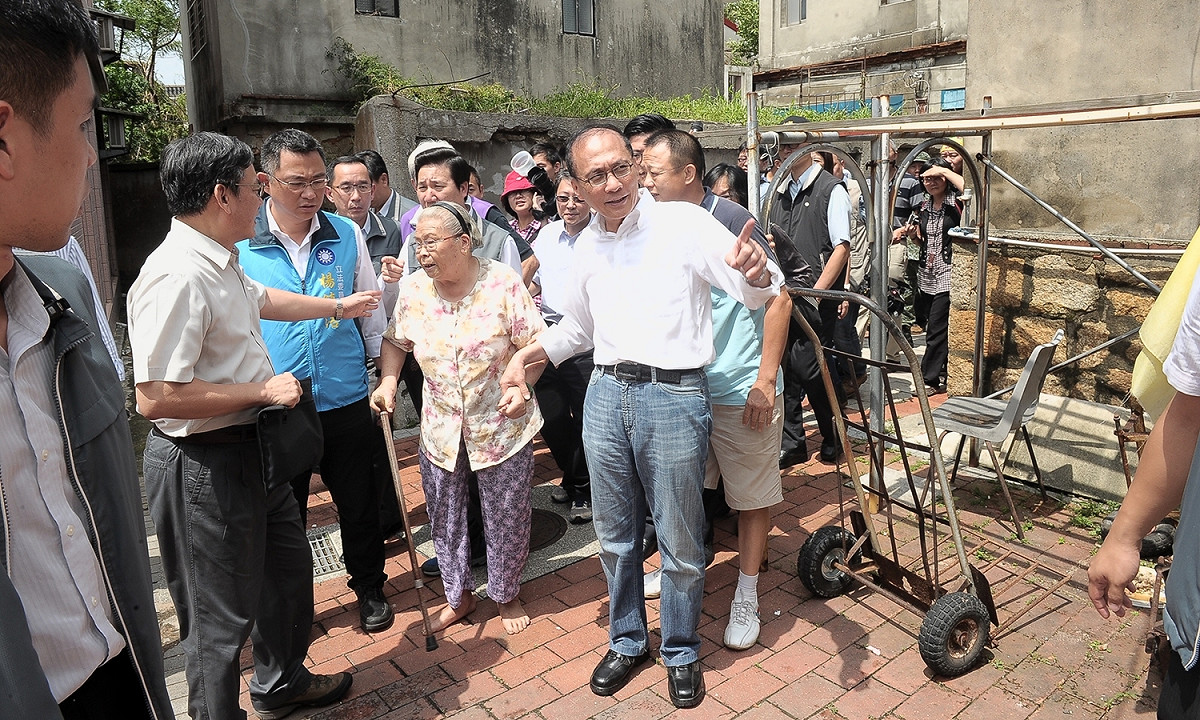 行政院長林全16日視察金門沙美老街災損情形。 圖：行政院提供