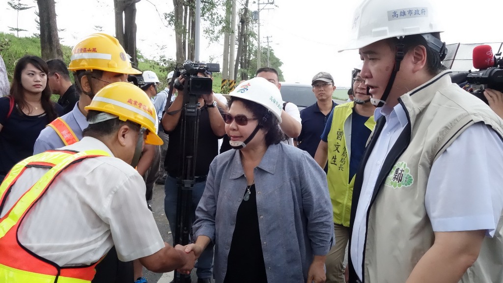 高雄市長陳菊17日赴大寮至學路視察電力搶修情形，並慰勉台電工程人員辛勞。 圖：高雄市政府提供