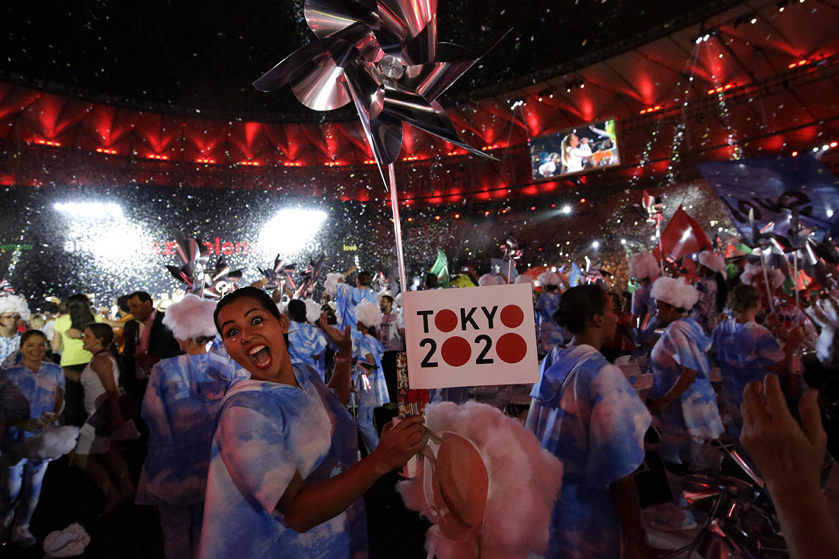 2016年里約帕運於18日晚間在馬拉卡那體育場（Maracana Stadium）舉行閉幕式。典禮中，全體一同追悼17日在自行車賽事中喪生的伊朗選手戈巴內薩德。 圖：達志影像／美聯社