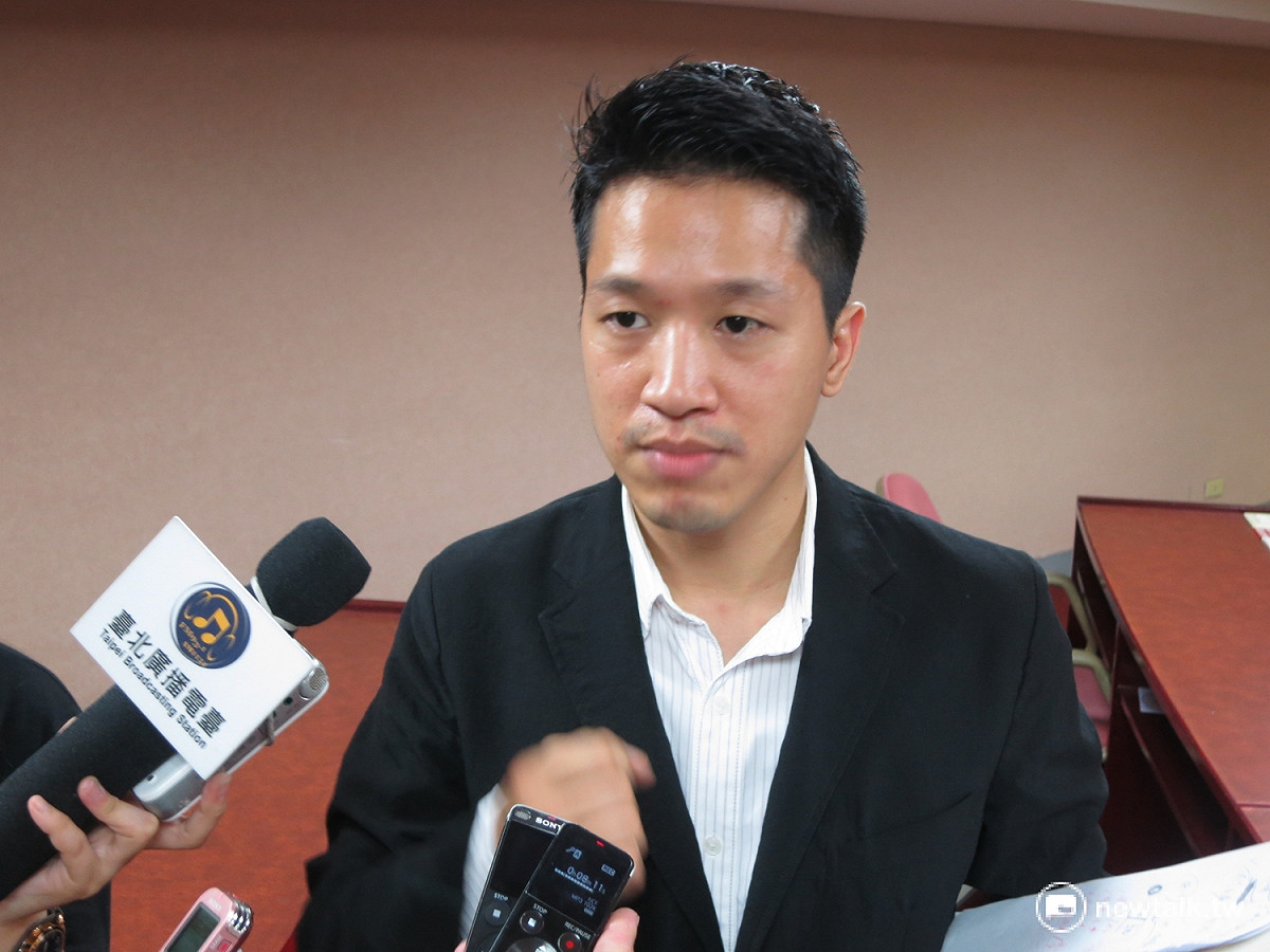 民進黨市議員何志偉直指，台北市長柯文哲所提出的施政報告就像一堆舊報紙，根本不用功。 圖：呂佳峻/攝