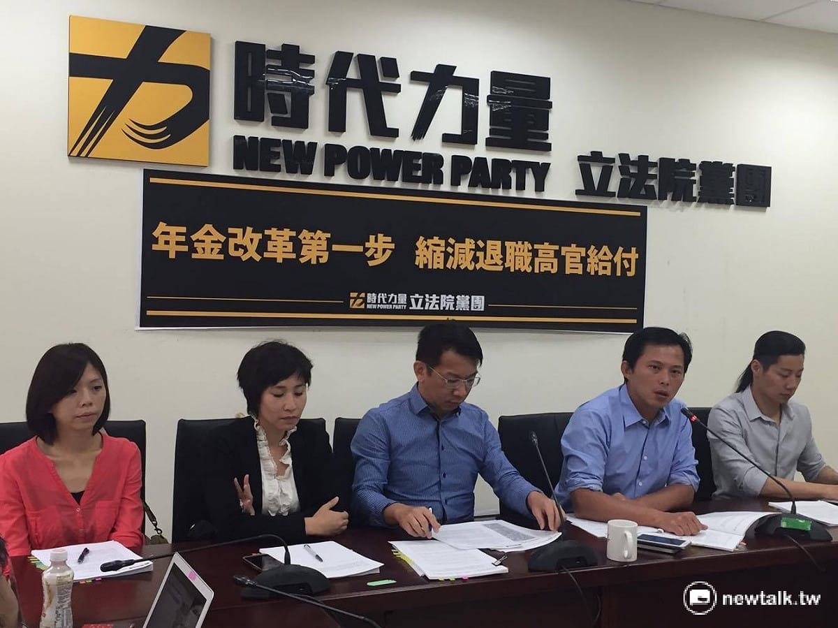 時代力量20日召開記者會表示，年金改革首先必須處理18%優存與黨職併公職的問題。 圖：鄭佑漢/攝