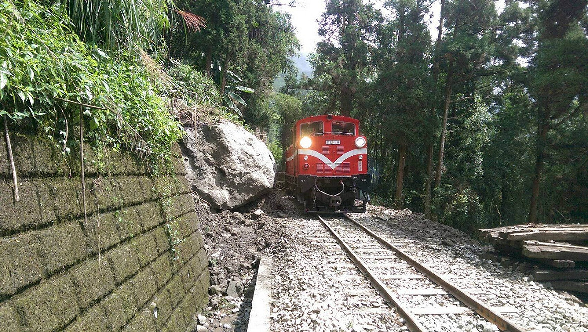 週日（18日）因邊坡土石滑落，致軌面遭掩蓋，導致阿里山森林鐵路本線嘉義到奮起湖段停駛，台鐵已搶修完畢，將在21日恢復通車。 圖：台鐵提供