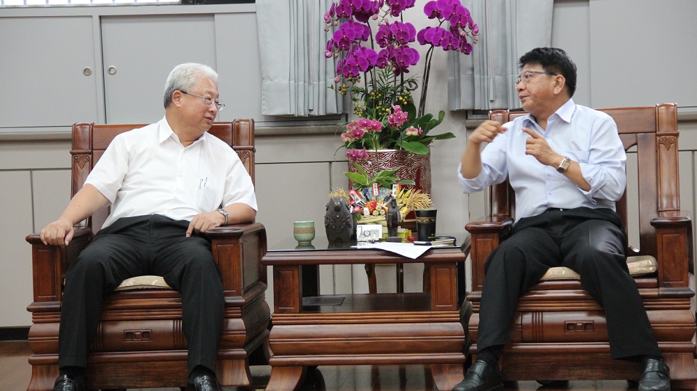 莫蘭蒂颱風重創屏東電力系統，迄今尚未全面供電，台電公司董事長朱文成（圖左）20日特別南下拜會縣長潘孟安（圖右），承諾20日下午5點前將全數復電。 圖：屏東縣政府提供