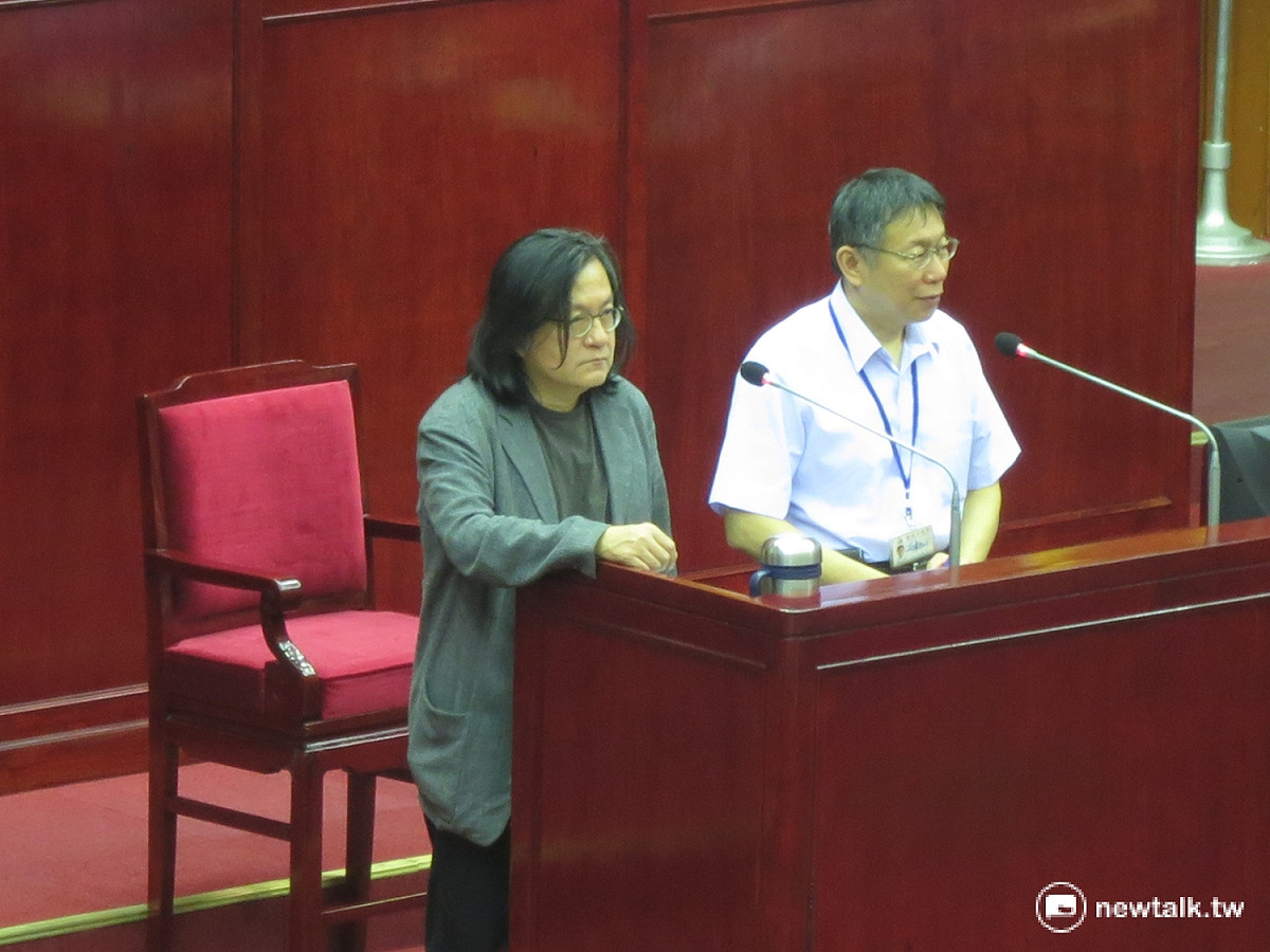 台北市長柯文哲與都發局長林洲民21日赴市議會接受備詢。 圖：呂佳峻/攝