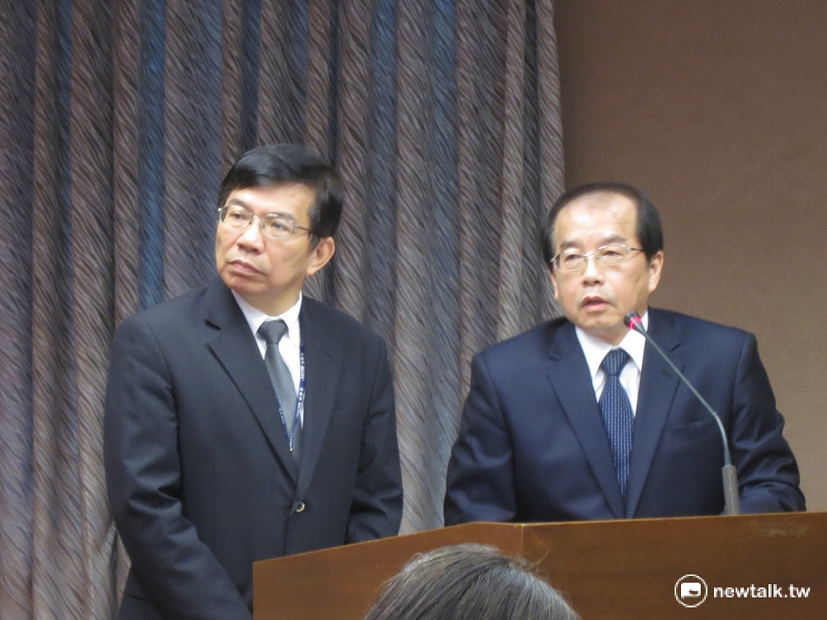 交通部政次王國材與台鐵局代理局長鹿潔身22日赴立法院備詢。 圖：呂佳峻/攝