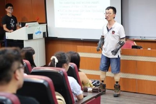 中山大學企管系助理教授王致遠重生後裝上電子手與義肢展開新生活，並返校重執教鞭。 圖：中山大學提供