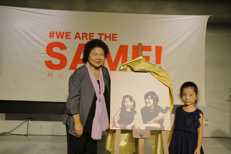 高雄市長陳菊與臉部平權特展大使小恩穎為「WE ARE THE SAME!特展」揭幕。 圖：高雄市政府提供