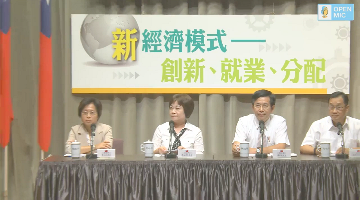 針對928教師節放假，行政院秘書長陳美伶24日親上火線說明，「比照51勞動節休假模式」，強調絕對沒有史上最亂休假這種事。 圖：翻攝自行政院記者會直播