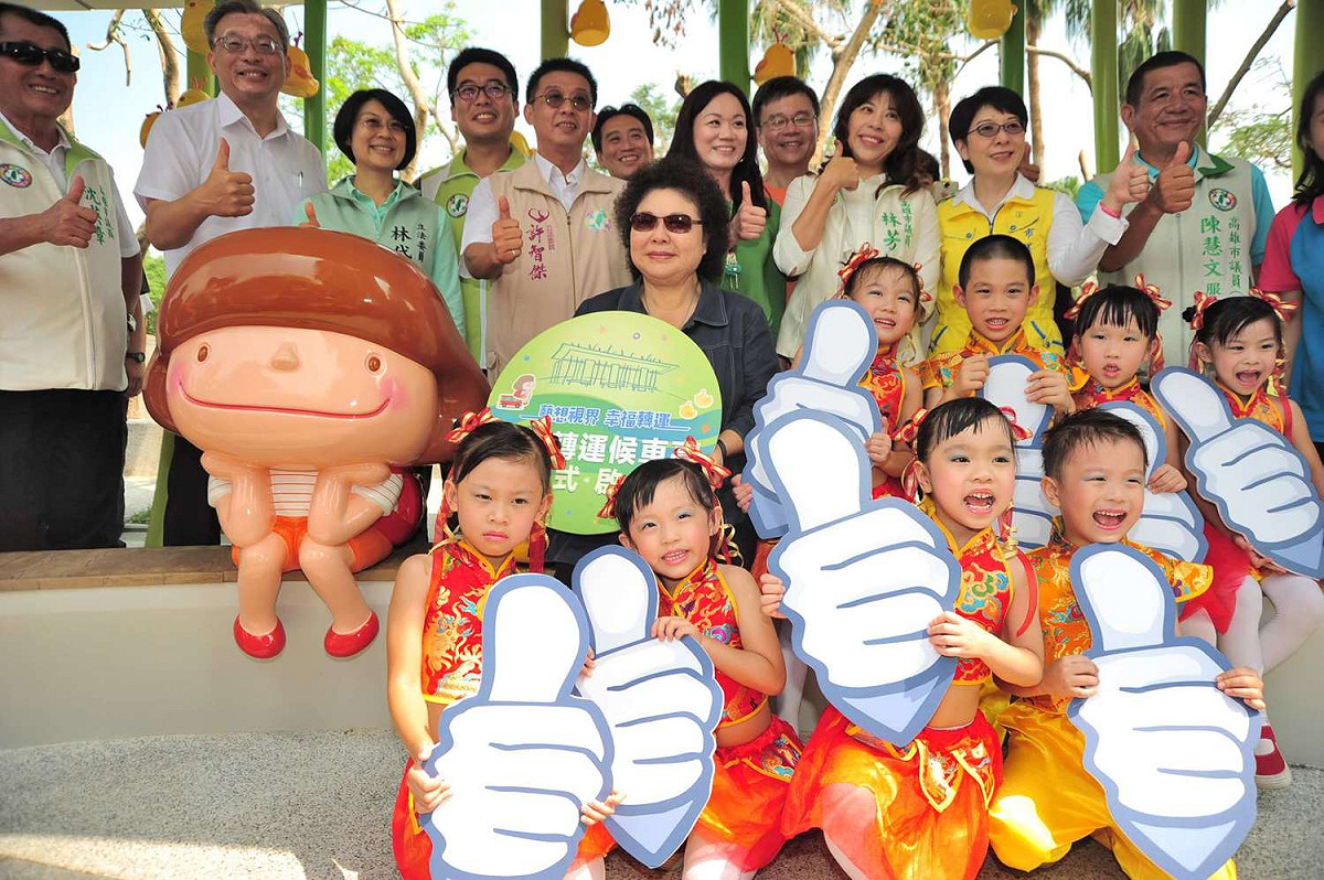 為了便利鳥松地區的公共運輸，高雄市政府整建長庚醫院旁舊有公車站，建置全台首座療癒藝術的鳥松轉運候車亭，市長陳菊25日宣布啟用。 圖：高雄市政府提供