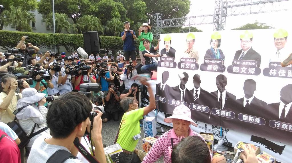 各個反迫遷自救會及聲援者將家當丟向6都政府及中央各部會，表達對政府迫遷人民的不滿。 圖：反迫遷連線提供