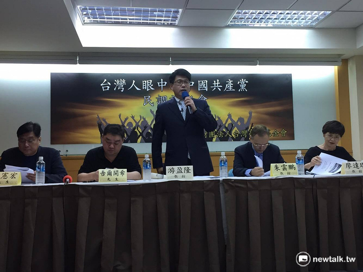 台灣民意基金會26日舉辦了「台灣人眼中的中國共產黨」全國民調發表會，民調顯示台灣人對共產黨印象大多是負面的，另外，希望台灣永遠維持現狀的人只剩8%，「民調結果打破了台灣人民絕大多數希望永遠維持現狀的假象與神話」。 圖：鄭佑漢/攝