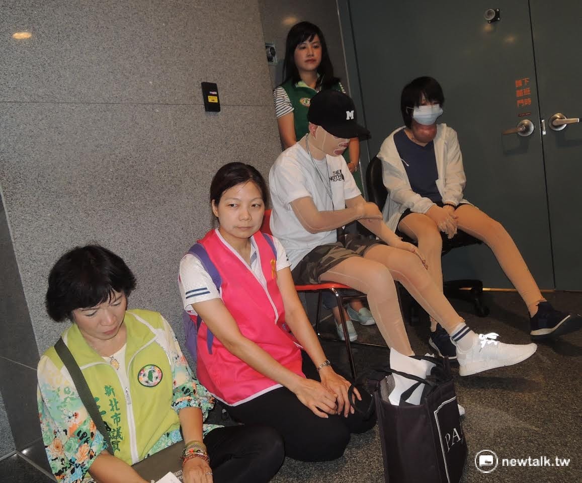新北市議員王淑慧、邱婷蔚帶著王鈺琇等5名傷者及家屬代表，到市府18樓要求見朱立倫，一度遭到駐衛警擋在門外，家屬席地而坐的痛批，「原來這就是新北市的待客之道！」 圖：陳冠廷/攝