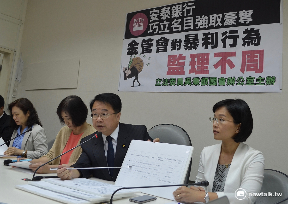 民進黨立委吳秉叡（左3）表示，如果民眾不滿意民進黨提出的《勞基法》修法版本，而不支持民進黨，他們沒有怨言。 圖：柯昱安/攝