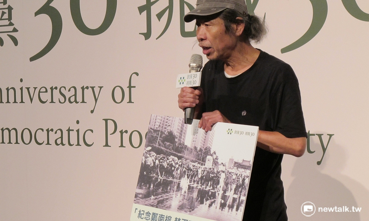 攝影師潘小俠26日說明1989年5月19日拍攝詹益樺自焚時的情形。 圖：林朝億/攝