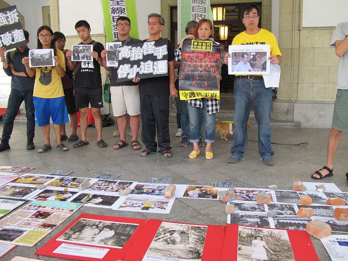 反台南鐵路東移等團體26日到中山堂抗議民進黨執政下各地的迫遷情形。 圖：林朝億/攝
