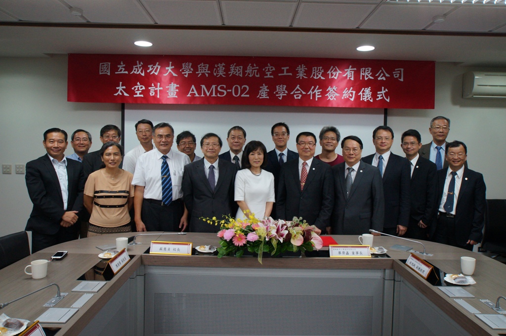 成功大學與漢翔航空公司攜手為台灣航太工業發展共創未來，成大校長蘇慧貞26日與漢翔董事長廖榮鑫簽署「AMS-02冷凝器製造產學合作協議書」。 圖：成大新聞中心提供