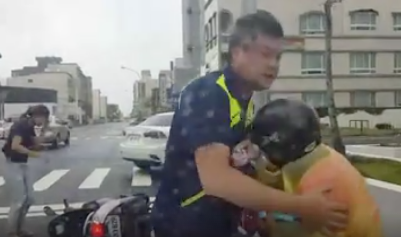 台南市一名老婦人為了騎車接送小孩下課，不堪強風吹襲導致機車倒在一旁，所幸開車路過的民眾及時伸出援手。 圖：翻攝自臉書影片