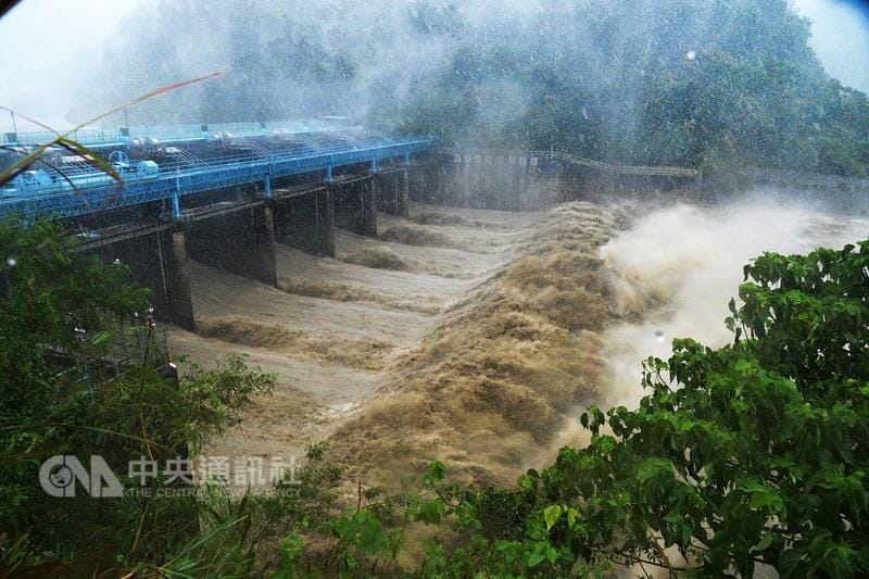 梅姬颱風帶來豪雨，原水夾帶大量泥沙，造成淨水場處理困難。圖為直潭大壩前的滾滾黃流。 圖：中央社