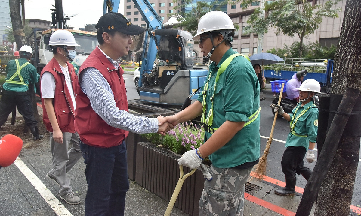 新北市長朱立倫28日視察時表示，氣象局的風雨預報是否符合停班停課標準、交通恢復的情況，及市容環境清理的時程，才是考量是否停班停課的重點。 圖：新北市政府提供