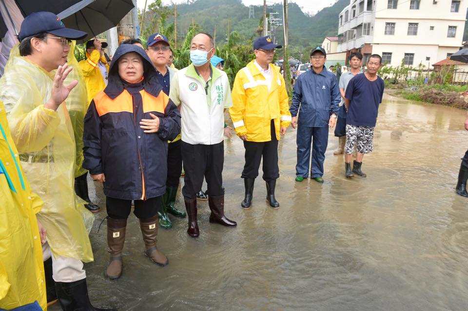 高雄市長陳菊29日表示，因應極端型氣候，市府將檢討將有土石滑落之虞的地區列入危險保全地區，避免豪雨釀災。 圖：翻攝陳菊臉書