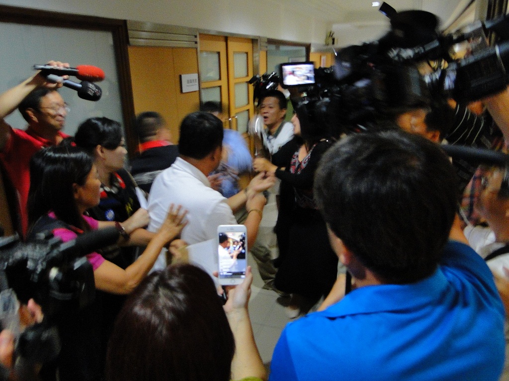 民進黨議員郭清華憤而衝上前與國民黨議員發生肢體衝突。 圖：黃博郎/攝