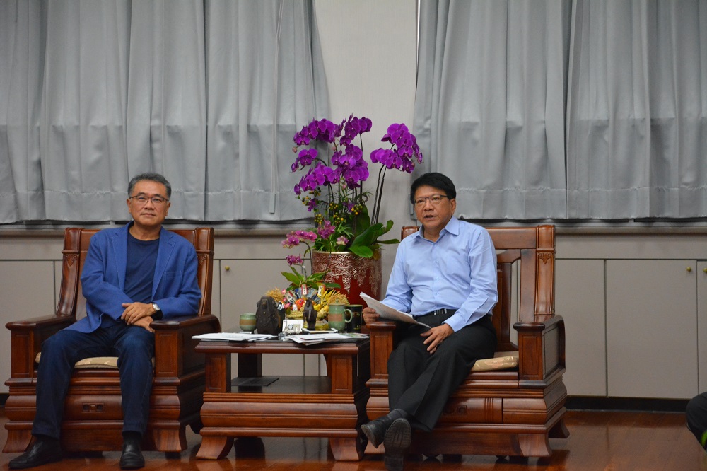 台糖公司新任董事長黃育徵（左）拜會屏東縣長潘孟安（右），尋求與縣府合作發展沼氣能源產業。 圖：翻攝自屏東縣政府網站