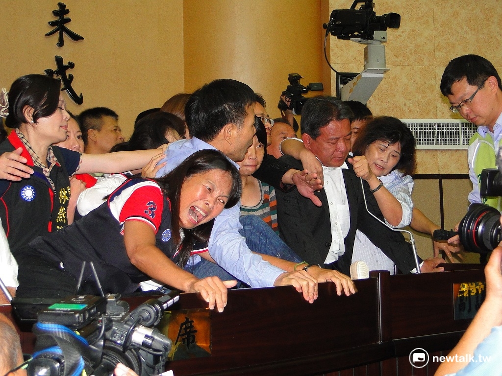 民進黨議員團團圍住郭信良，讓他宣佈下午進行議長補選 圖：黃博郎/攝