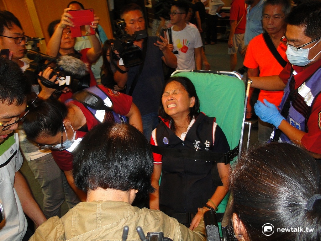 國民黨議員王家貞在衝突中腳部受傷送醫。
 圖：黃博郎/攝
