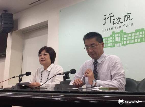 行政院秘書長陳美伶（左）3日下午召開記者會，說明「執政決策協調會報」結論及政院立場。 圖：柯昱安/攝