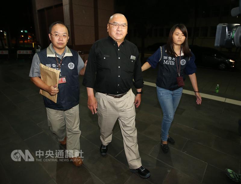 台北地檢署針對兆豐金案，於3日展開第2波大規模搜索跟約談。尹衍樑於4日凌晨4時，獲檢方以證人身分請回。面對現場媒體詢問，尹衍樑表示，他根據事實評論，相信蔡友才是清白的。 圖：中央社