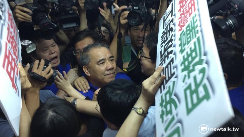 民進黨立委強審一例一休，導致藍綠立委在主席台前爆發衝突。 圖：柯昱安/攝