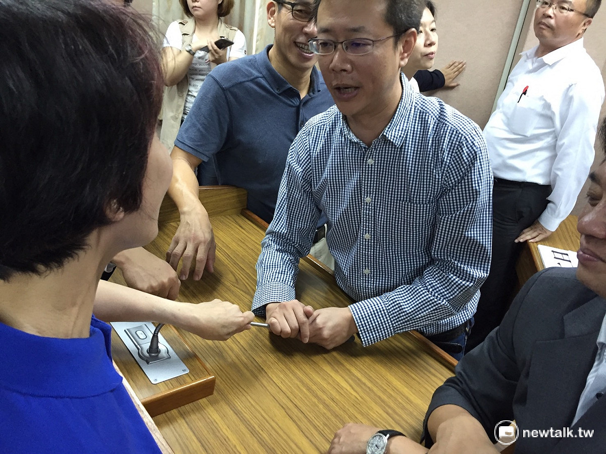藍委黃昭順（左）欲硬搶麥克風，遭民進黨立委群起阻止。 圖：鄭佑漢/攝